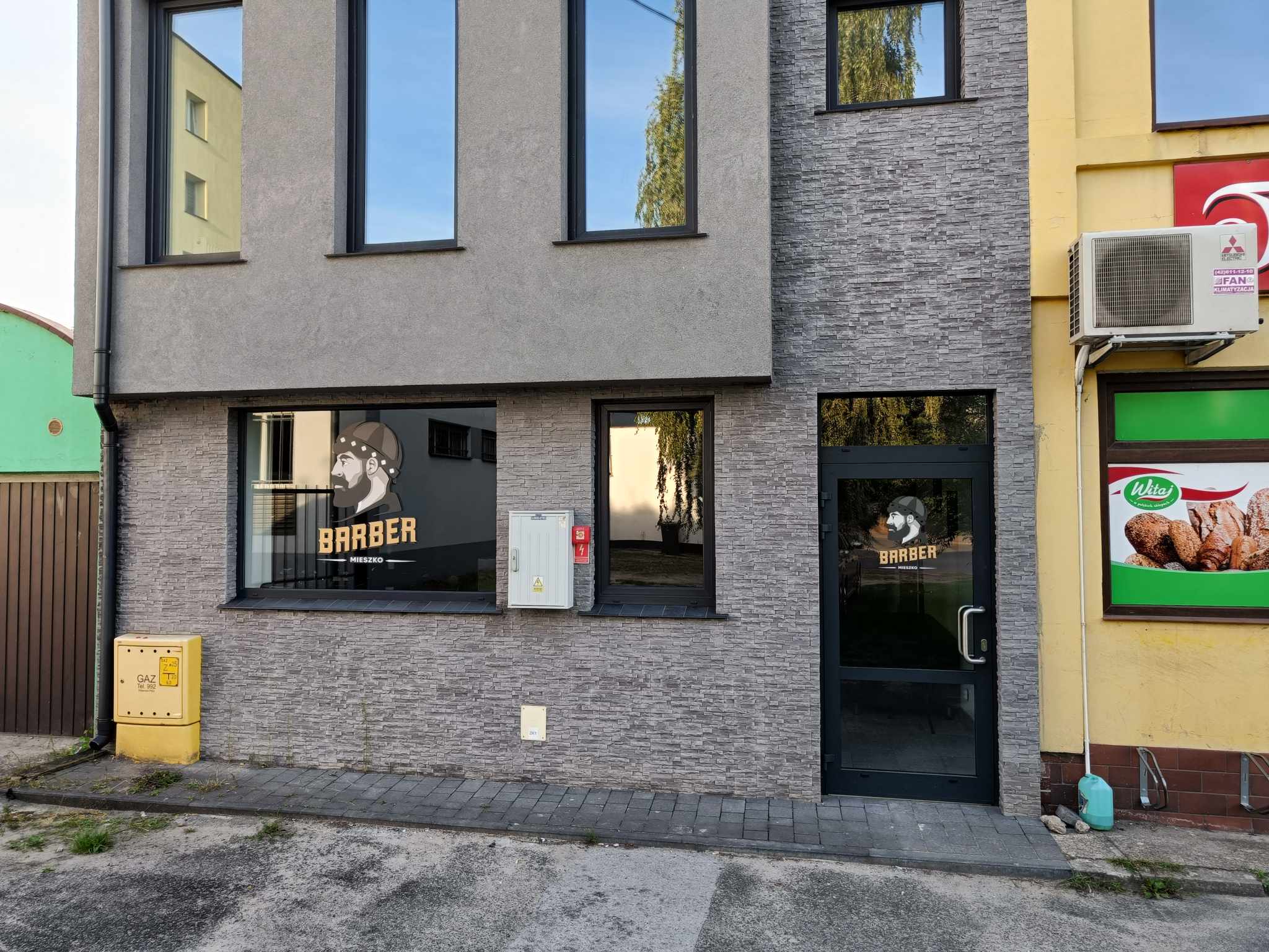 Budynek z barbershopem Barber Mieszko w Łasku
